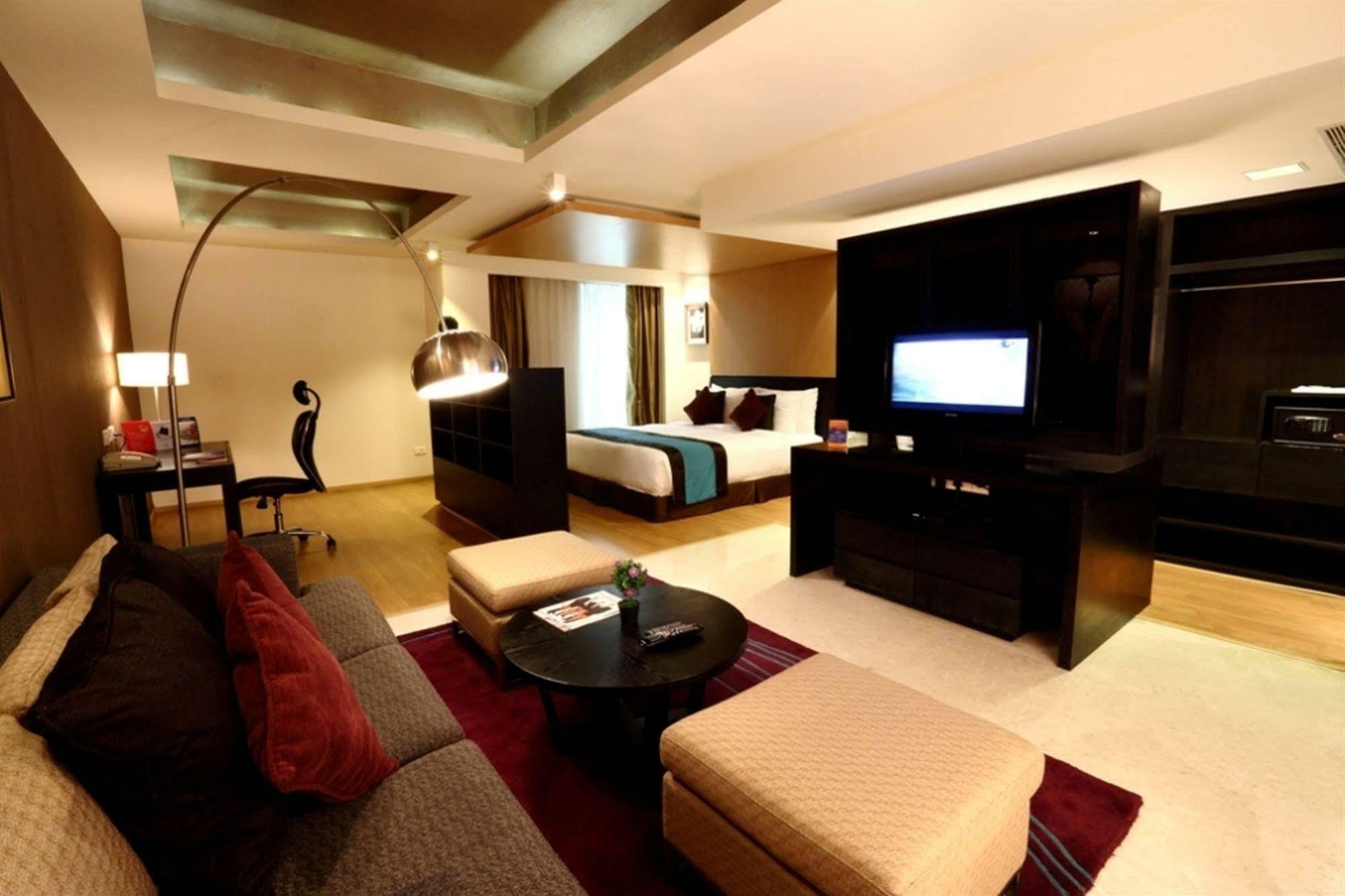 Davanam Sarovar Portico Suites Bangalore Exterior foto